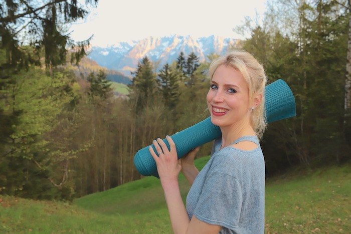 Elischeba Wilde mit Yogamatte in den Bergen