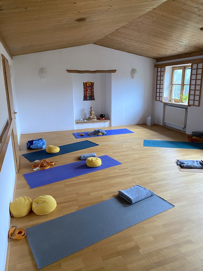 Yoga-Urlaub in Bayern - Blick in den Yoga Raum des Mountain Retreat Centers