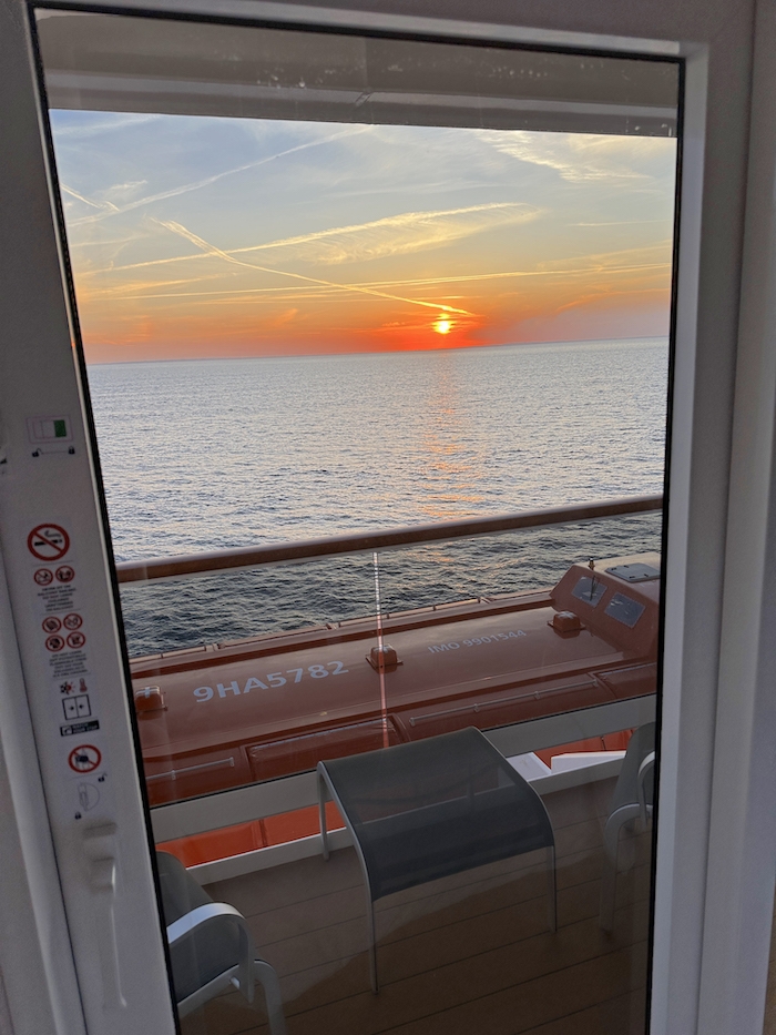 Tauffahrt der MSC Euribia - Blick aus der Kabine aufs Meer - Sonnenuntergang