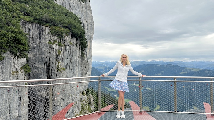 Elischeba Wilde auf der Aussichtsplattform auf der Steinplatte im PillerseeTal