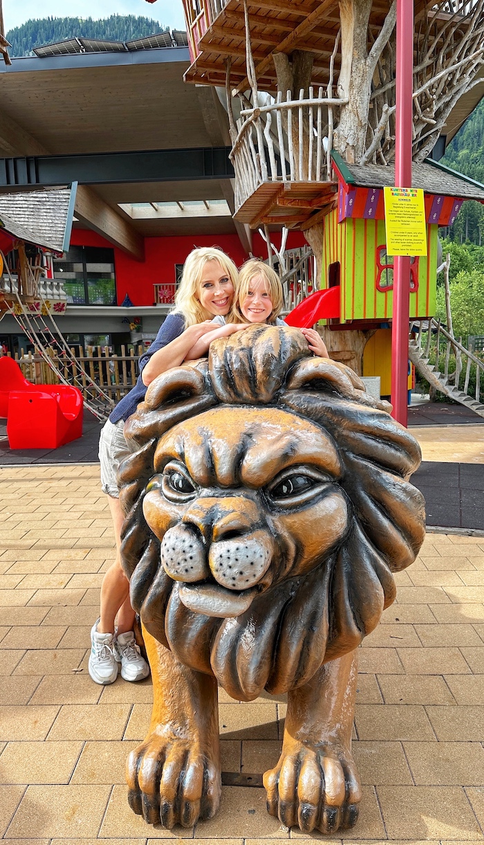 Freizeitpark Familienland - Elischeba und Emily mit Löwe