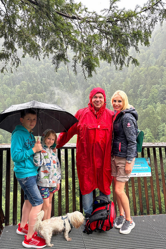Family Wilde bei Regenwetter auf dem Schmugglerweg