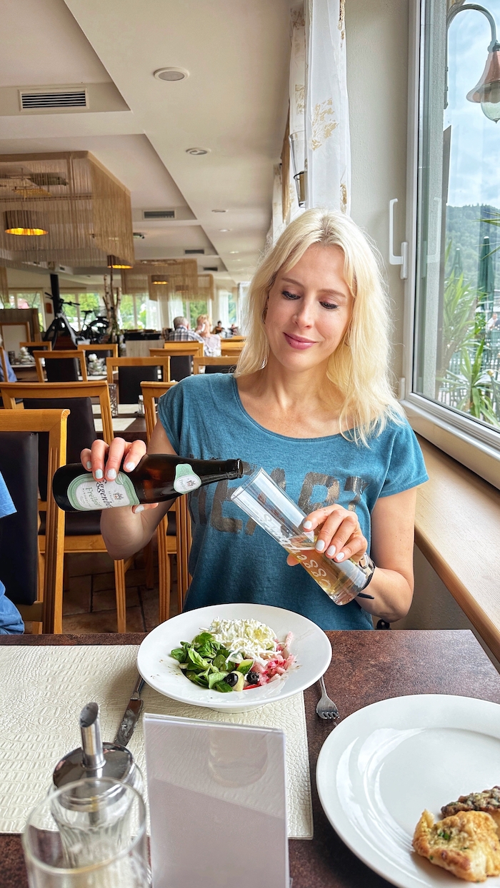 Elischeba geniesst ein Bier im Restaurant des Riverresort Donauschlinge