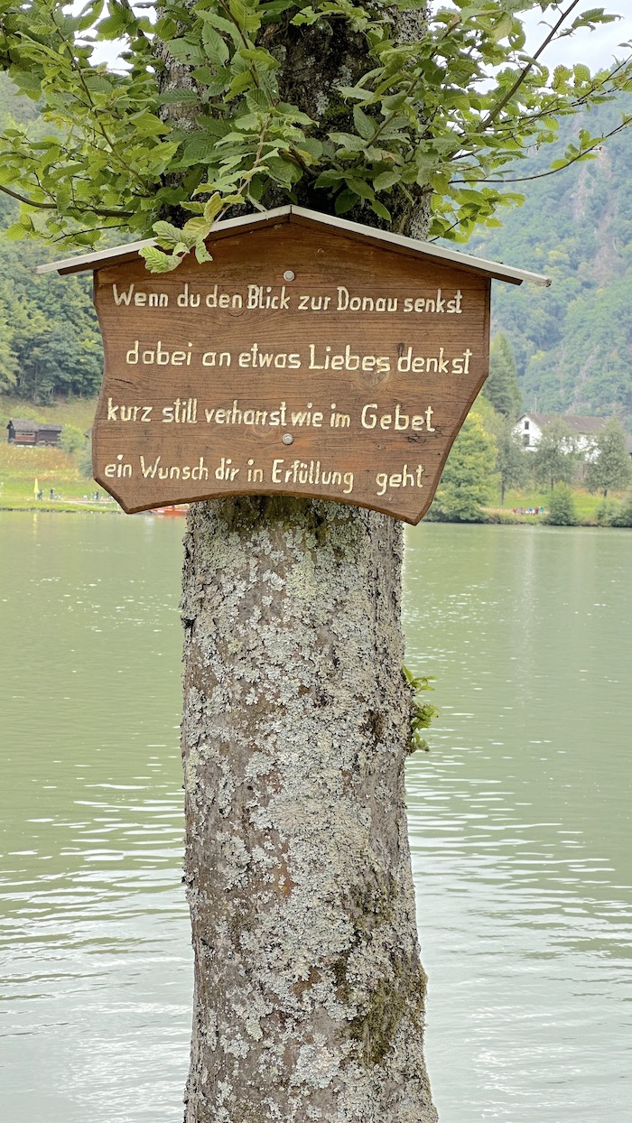 Sinnspruch an der Donau