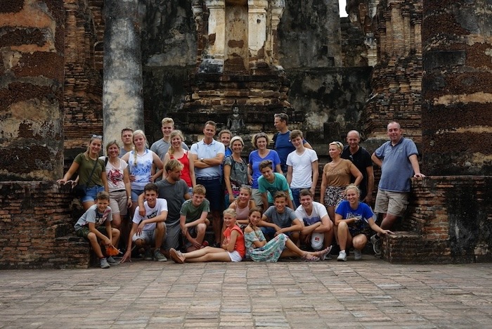 Familienreise durch Thailand - Reisegruppe am Tempel