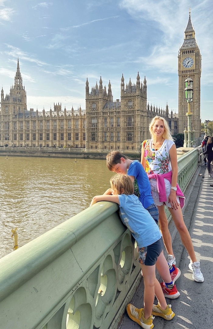 Elischeba mit Kindern in London