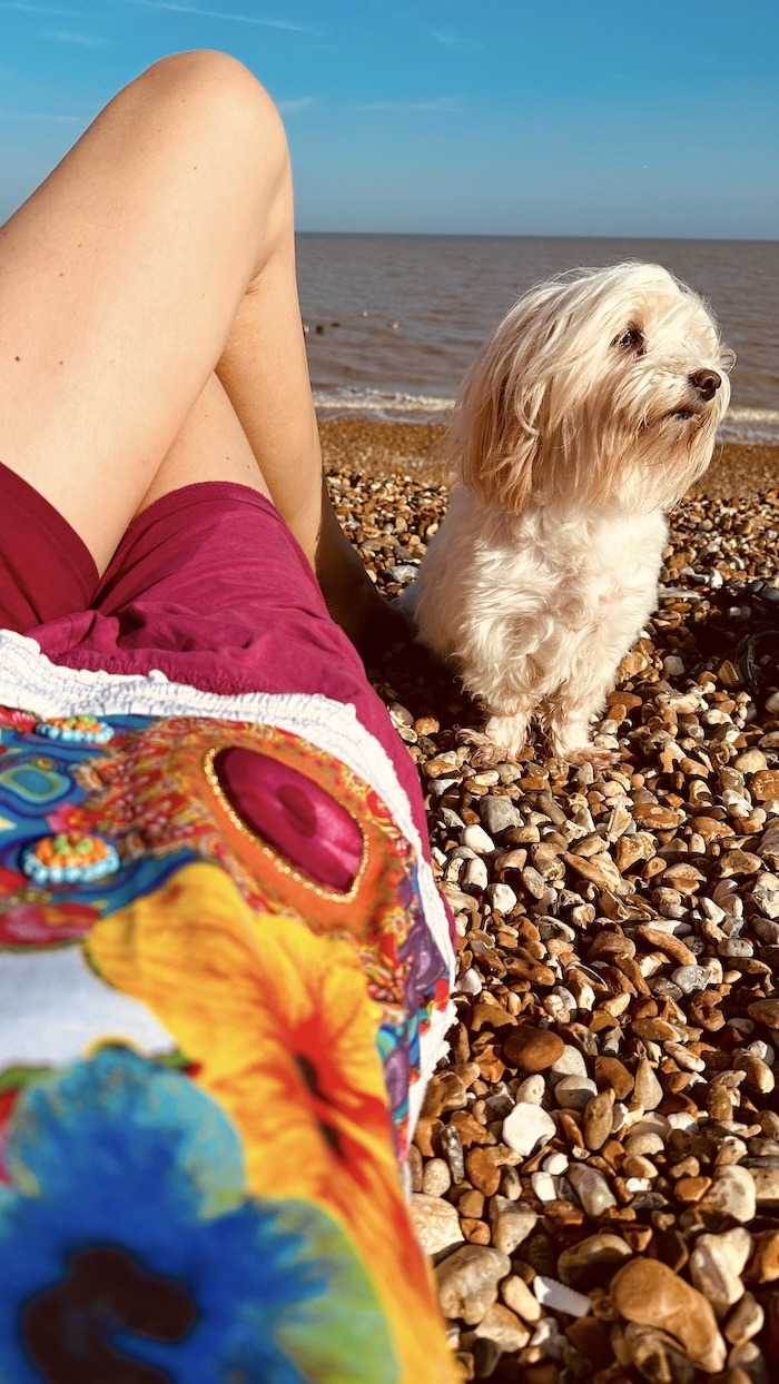 Elischeba mit Hund am Strand
