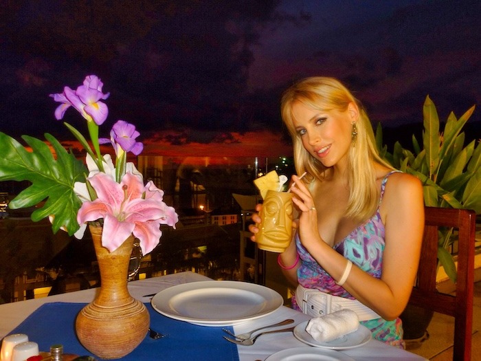 Elischeba Wilde in einem Restaurant in Thailand