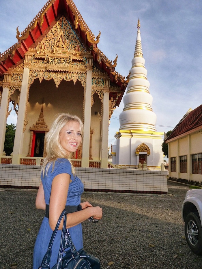 Elischeba vor einem Tempel in Thailand
