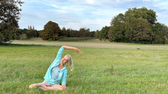 Elischeba Wilde - Yoga auf der grünen Wiese