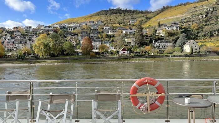 Expicruise auf dem Rhein mit der MS VistaSky - Blick vom Schiff aufs Rheinufer