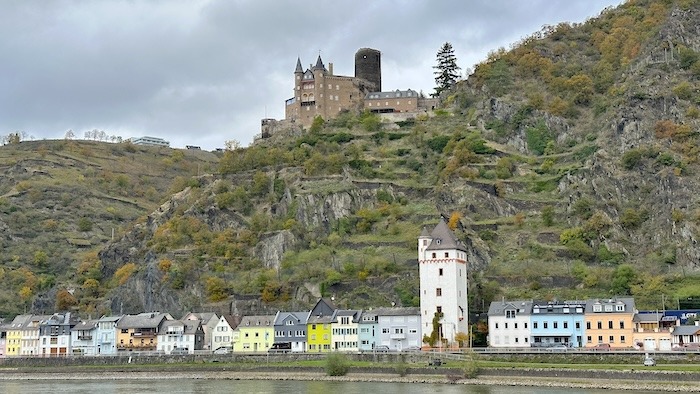 Richtung Koblenz auf dem Rhein mit der MS VistaSky - Blick ans Ufer mit Burg