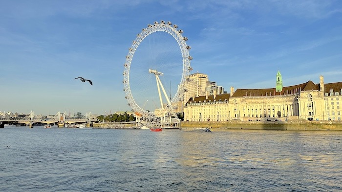 Riesenrad in London - Blick von der Themse aus auf London Eye