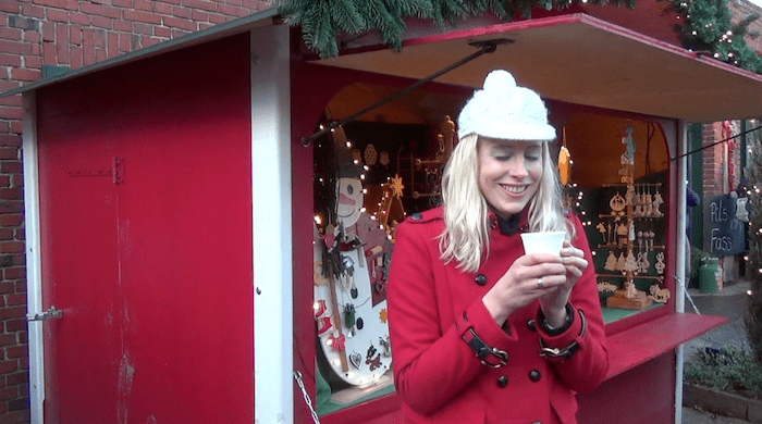 Elischeba geniesst ihren Glühwein am Weihnachtsmarkt im Waldhof Schulze in Borken-Marbeck
