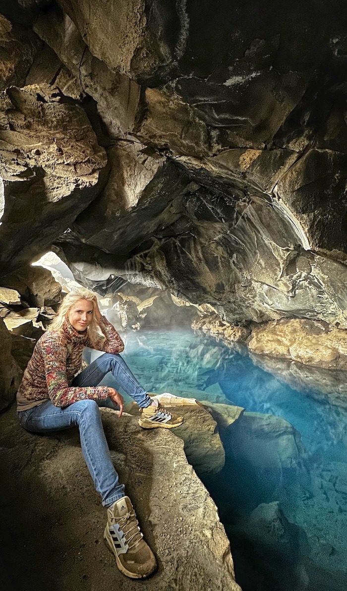 Elischeba in der blauen Höhle von Akureyri auf Island