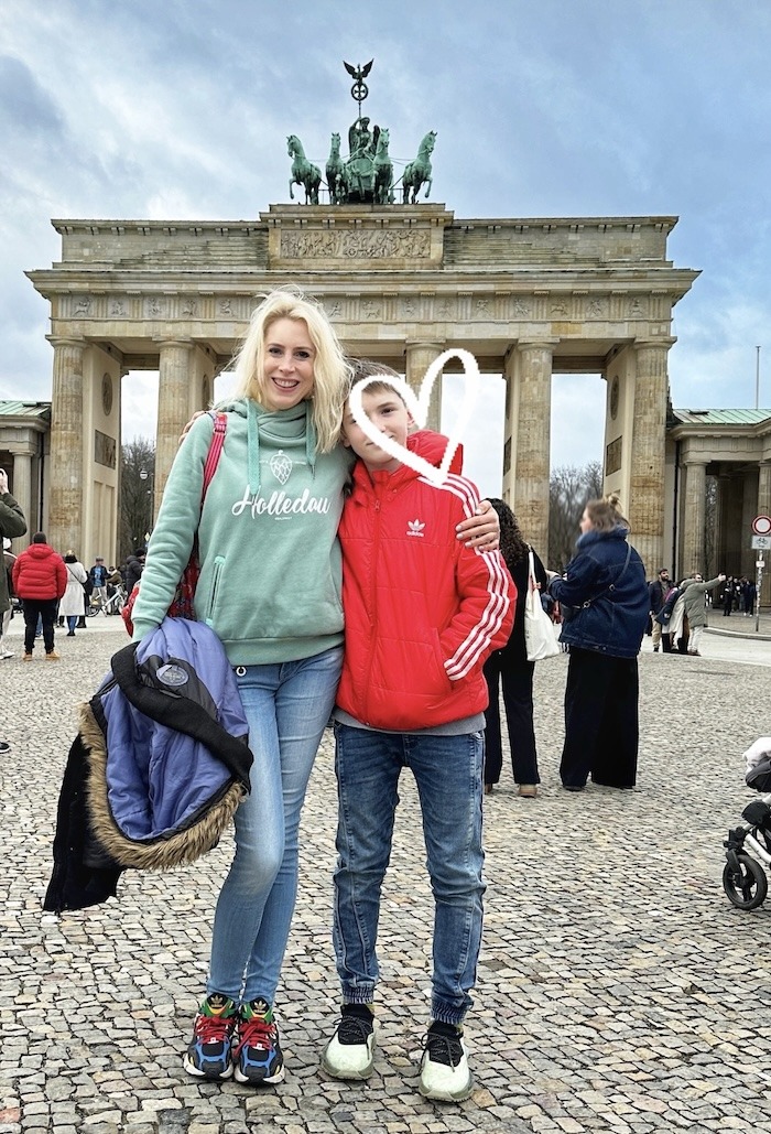 Elischeba Wilde mit Sohn vor dem Brandenburger Tor in Berlin