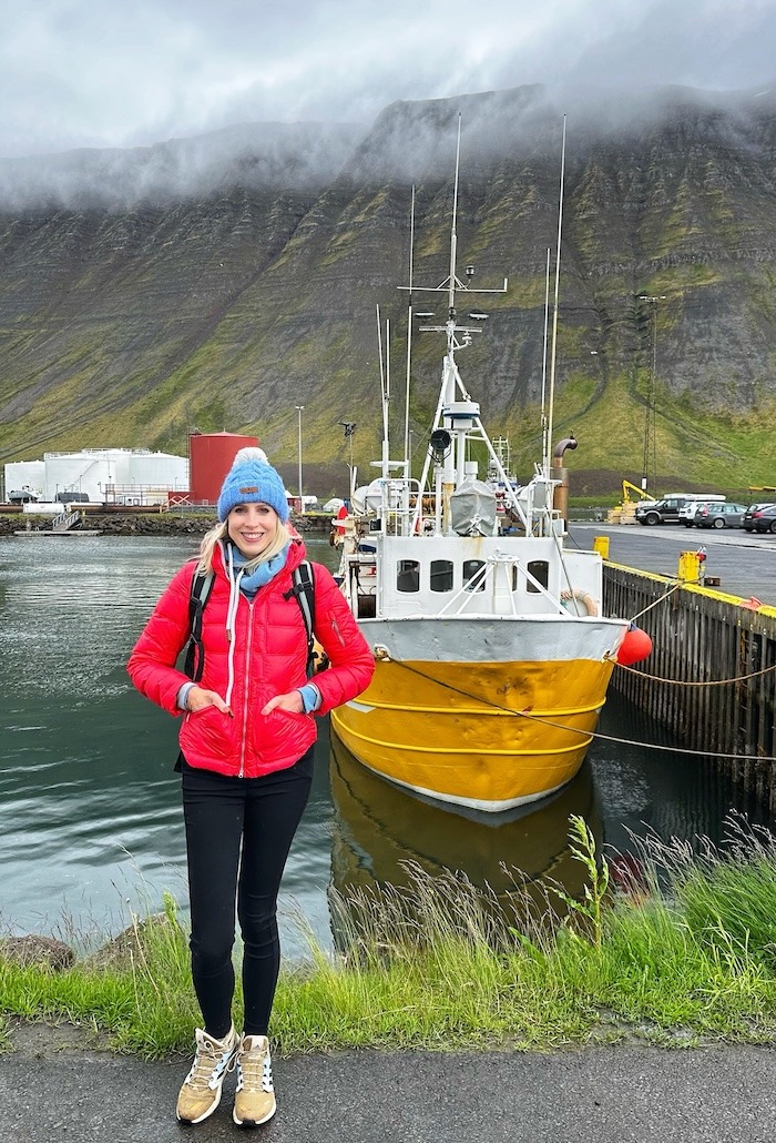 Elischeba Wilde am Hafen in Ísafjörður auf Island