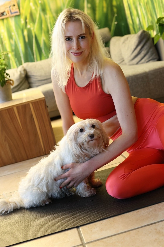 Elischeba Wilde mit Hund - rotes Yoga Outfit