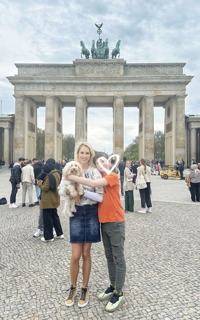 Elischeba Wilde am Brandenburger Tor in Berlin
