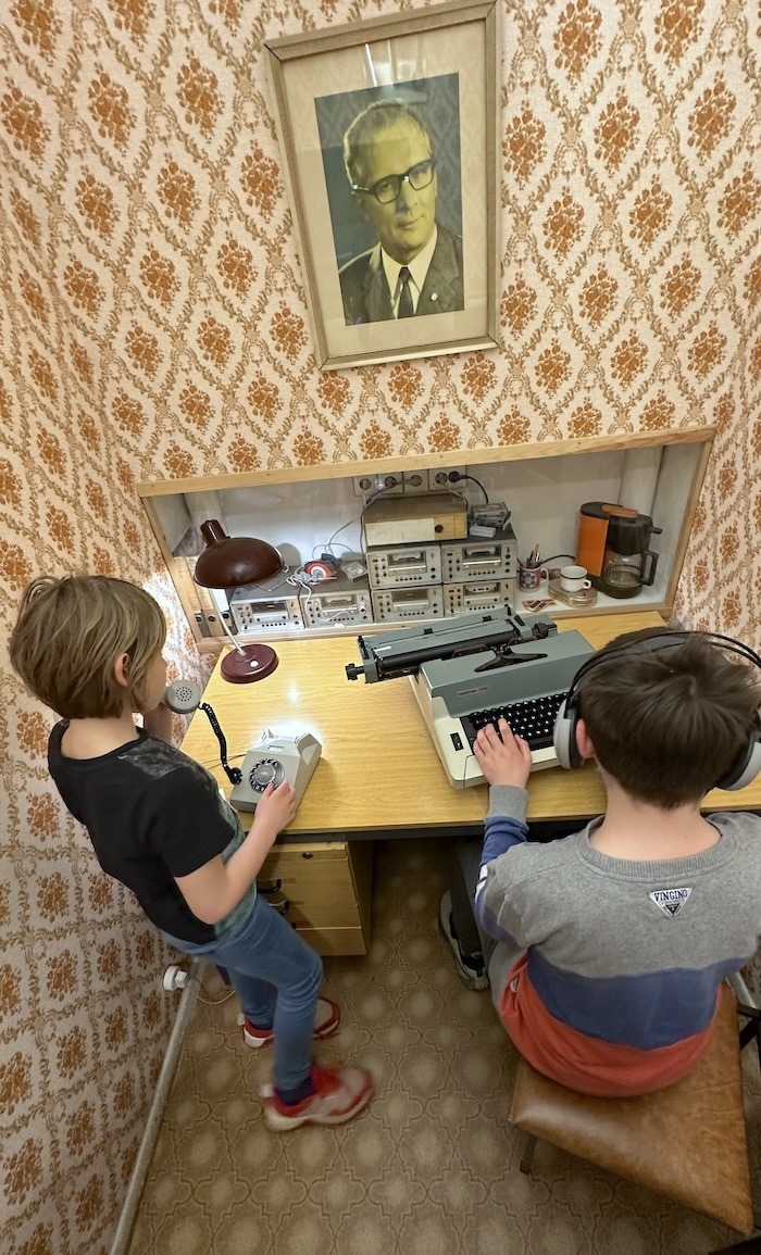 DDR Museum Berlin - Parteischreibtisch - Telefon und Schreibmaschine