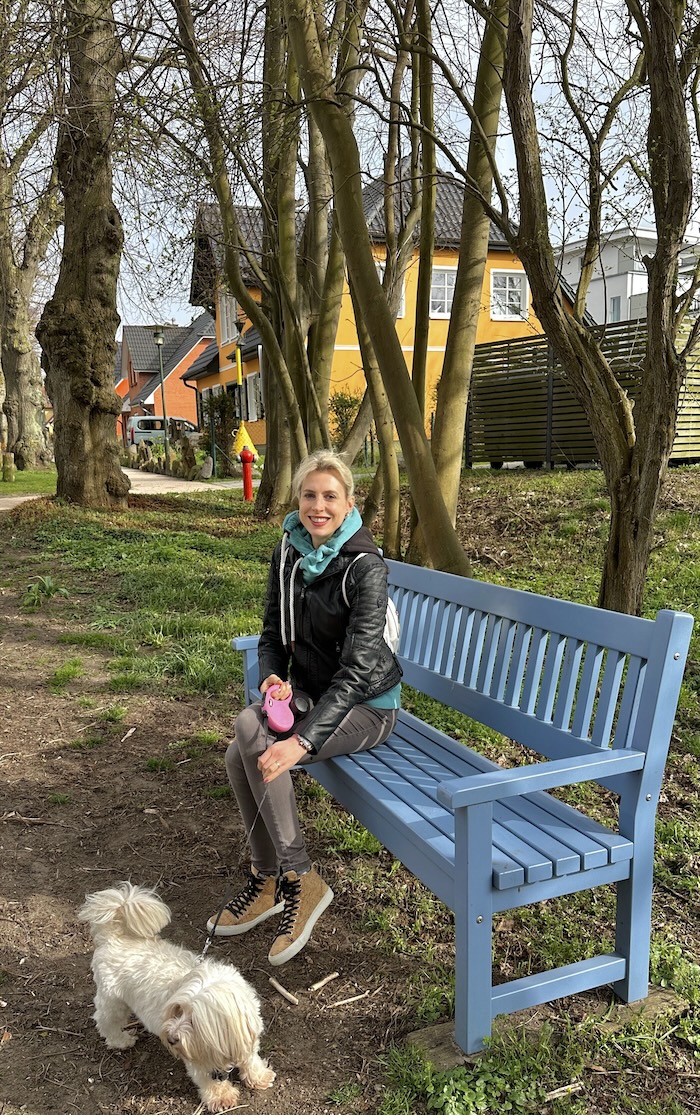 Elischeba Wilde mit Hund auf blauer Parkbank