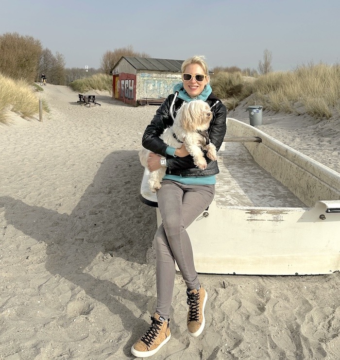 Elischeba Wilde - Hundebloggerin - mit Hund am Strand von Wustrow