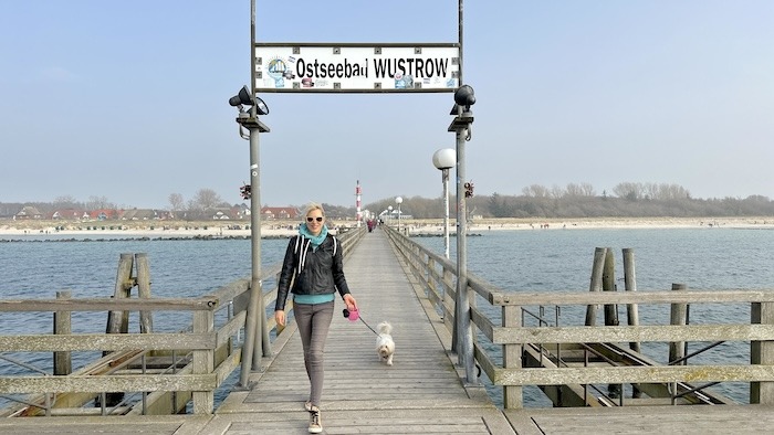 Elischeba mit Hund am Hafen - Ostseebad Wustrow