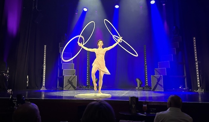 Hula-Hoop Performance auf der Bühne im GOP Variete Theater Essen - Show SURPRISE
