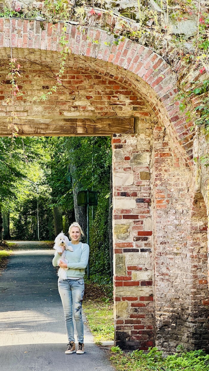 Elischeba mit Hund an der Ludgerusburg in Coesfeld